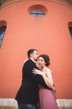 Yanında bir kilise poz zarif güzel düğün çifti. Krakow