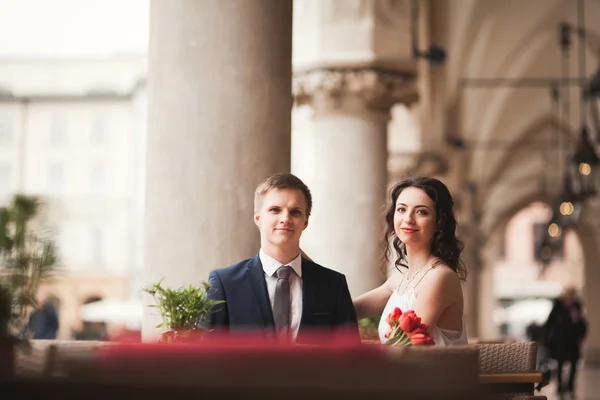 Matrimonio coppia, uomo, ragazza seduta in caffè sorridente e baciare — Foto Stock