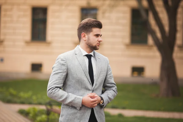 Bonito elegante jovem empresário posando retrato ao ar livre — Fotografia de Stock