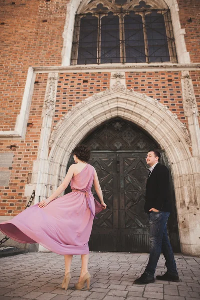 Casal lindo elegante posando perto de uma igreja. Cracóvia — Fotografia de Stock