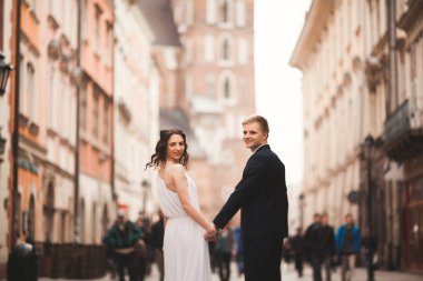Muhteşem düğün çift, Gelin, damat öpüşme ve kalabalığın içinde ayakta sarılma