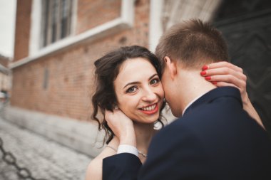 Muhteşem düğün çift, Gelin, damat yakınındaki eski kapısı bina poz