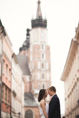 Muhteşem düğün çift, Gelin, damat öpüşme ve kalabalığın içinde ayakta sarılma