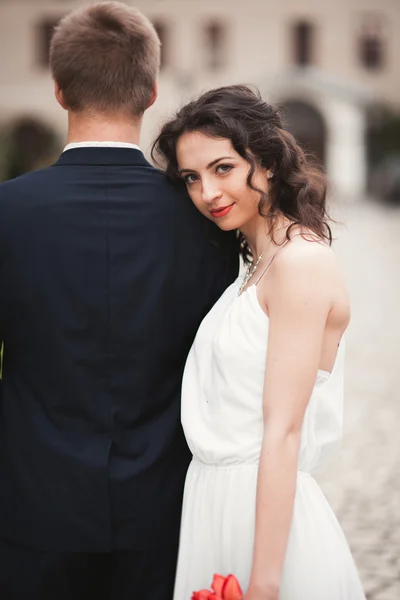 Gyönyörű menyasszony hátradőlt a vissza a vőlegény — Stock Fotó