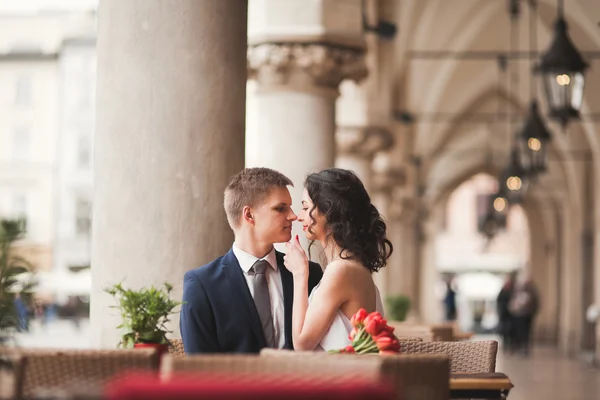 Pareja de boda, hombre, chica sentada en la cafetería sonriendo y besando —  Fotos de Stock