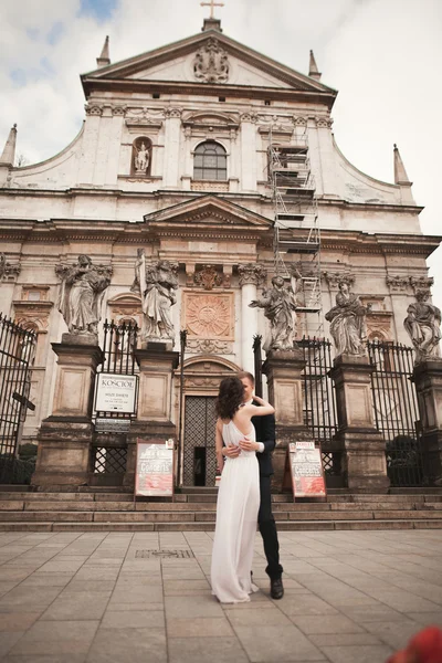 Mariée et marié sur le fond de la belle église. Beau vieux bâtiment. Arc. Mariage — Photo