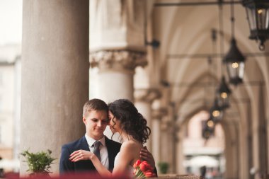 Çift, düğün, gülümseyen ve öpüşme kafede oturan kız