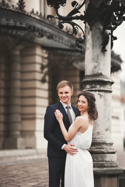 Güzel düğün çift, Gelin, damat öpüşme ve tiyatro arka planı sarılma