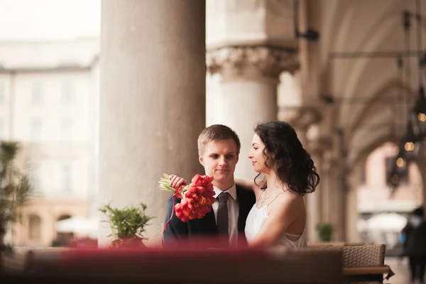 婚礼对夫妇，男人，女孩坐在咖啡馆中微笑和亲吻 — 图库照片