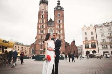 Krakow ana meydanında yürüme zarif güzel düğün çifti