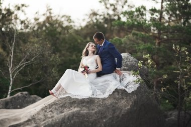 Öpüşme ve sarılma muhteşem evlilik çift Gösterim çarpıcı uçurum yakın: