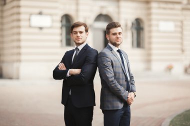 İki şık işadamları tam uzunlukta portresi