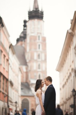 Muhteşem düğün çift, Gelin, damat öpüşme ve kalabalığın içinde ayakta sarılma