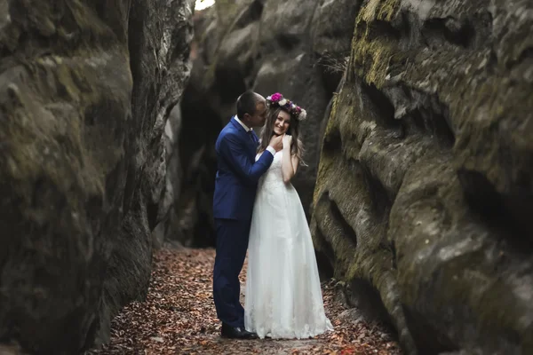 素晴らしい景色を望む崖を付近の豪華な結婚式のカップルのキスとハグ — ストック写真