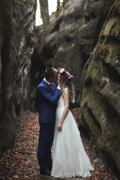 Splendido matrimonio coppia baci e abbracci vicino alle scogliere con vista mozzafiato — Foto Stock