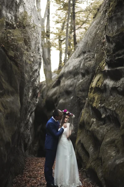 Splendido matrimonio coppia baci e abbracci vicino alle scogliere con vista mozzafiato — Foto Stock