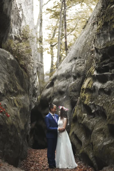 Splendido matrimonio coppia baci e abbracci vicino alle scogliere con vista mozzafiato — Foto Stock