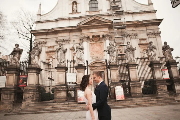 Noiva e noivo no fundo da bela igreja. Lindo edifício antigo. Arco. Casamento — Fotografia de Stock