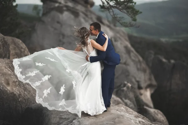 Superbe couple de mariage embrasser et embrasser près des falaises avec une vue imprenable — Photo