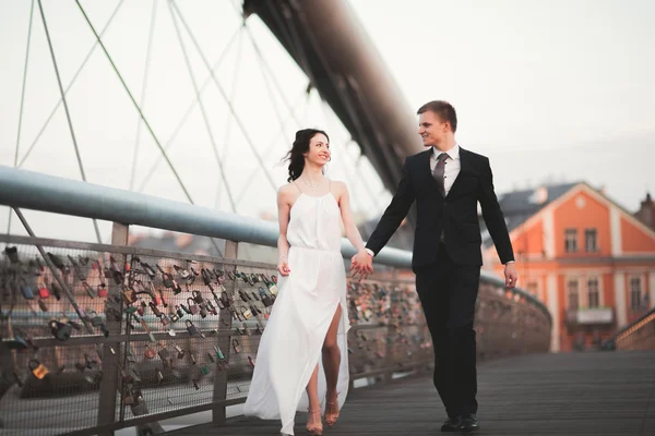 Hermosa pareja de novios posando en un puente en Cracovia — Foto de Stock