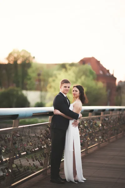 Hermosa pareja de novios posando en un puente en Cracovia — Foto de Stock