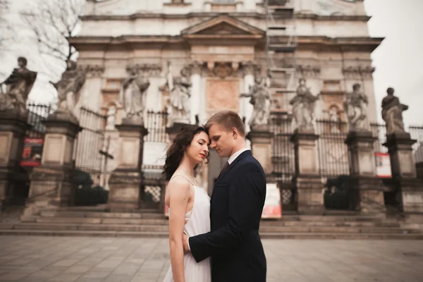 Wedding couple, bride and groom near a church in Krakow — Stock Photo, Image