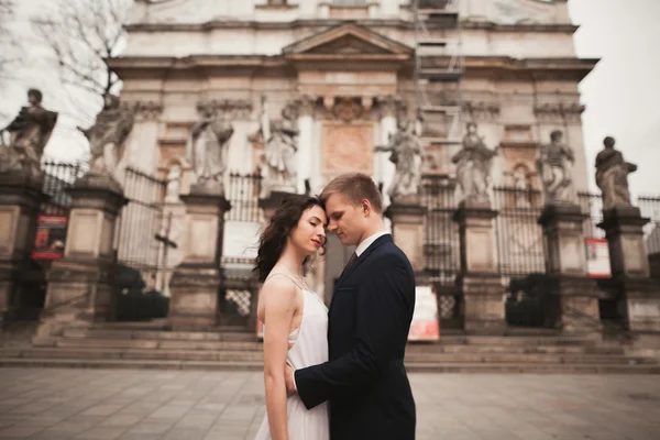 Bruiloft paar, bruid en bruidegom in de buurt van een kerk in Krakau — Stockfoto