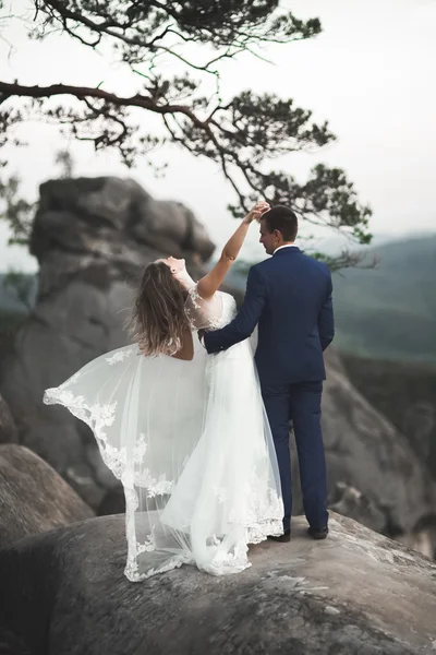 Casal lindo beijando e abraçando perto das falésias com vistas deslumbrantes — Fotografia de Stock