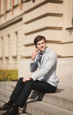 Açık havada Evet şık genç işadamı