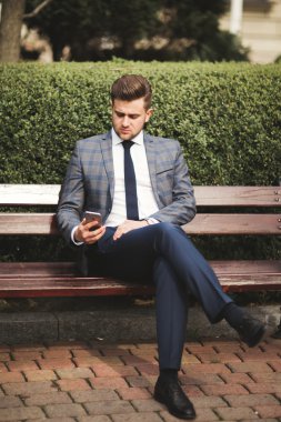 bir iş adamı elinde mobil akıllı telefon