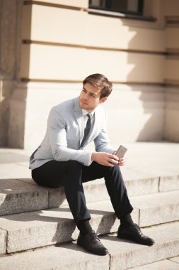 Açık havada Evet şık genç işadamı