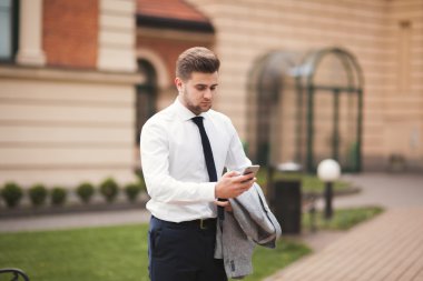 Açık havada Evet şık genç işadamı