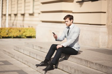 bir iş adamı elinde mobil akıllı telefon