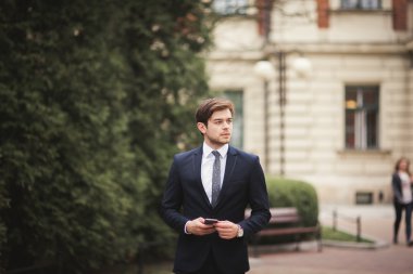 bir iş adamı elinde mobil akıllı telefon