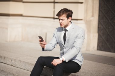 bir iş adamı elinde mobil akıllı telefon