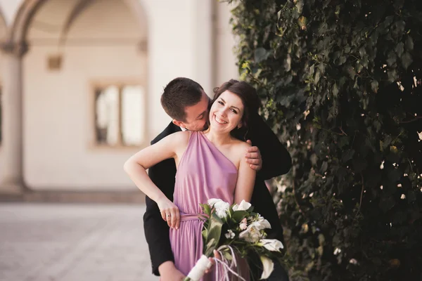 Όμορφο ζευγάρι, άνθρωπος, κορίτσι με καιρό ροζ φόρεμα που θέτουν σε παλιό κάστρο κοντά σε στήλες. ΒΑΒΕΛ: Κρακοβία — Φωτογραφία Αρχείου