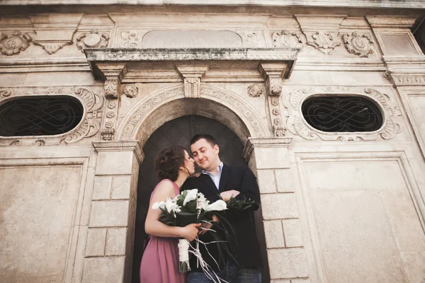 Κομψό και όμορφο γάμο ζευγάρι ποζάρει κοντά στην εκκλησία. Κρακοβία — Φωτογραφία Αρχείου