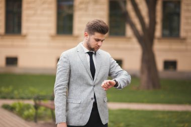 Kendine güvenen işadamı onun kol saati takım arıyorsunuz