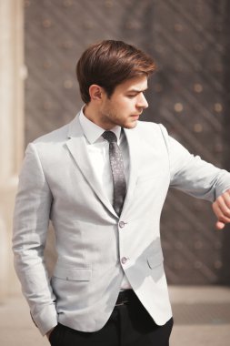 Kendine güvenen işadamı onun kol saati takım arıyorsunuz