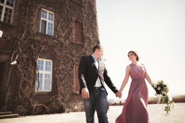 Genç düğün iki aşk hikayesi, gelin ve damat arka planda bina yakın poz sonra. Krakow