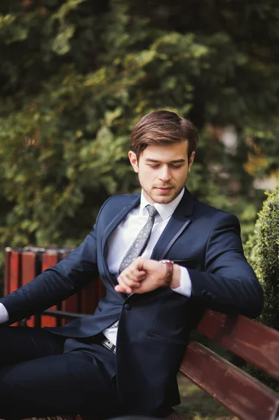 スーツの彼の腕時計を自信を持っての実業家 — ストック写真
