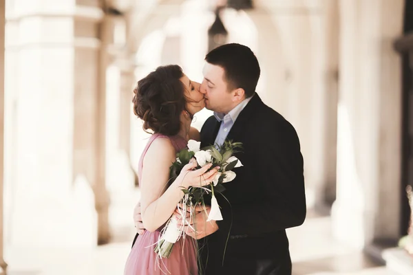 Romantico matrimonio coppia, uomo e moglie, in posa vicino alla vecchia colonna edificio — Foto Stock