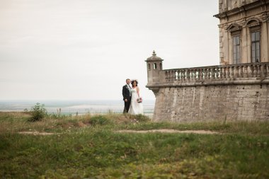 Mutlu düğün kaç sarılma ve öpüşme üzerinde arka plan eski kale