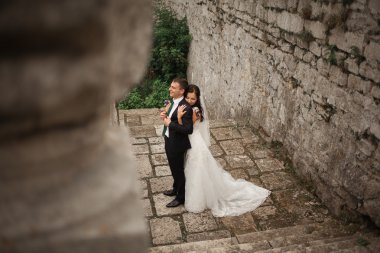 Mutlu düğün kaç sarılma ve öpüşme üzerinde arka plan eski kale