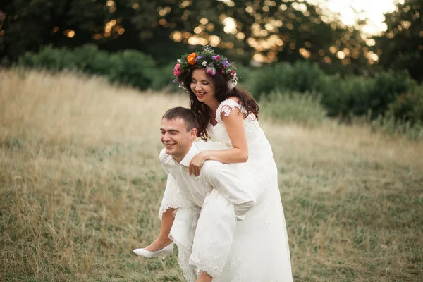 Hermosa pareja de boda en el parque. besarse y abrazarse — Foto de Stock