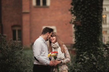 Sevgi dolu çift eski şehirde poz