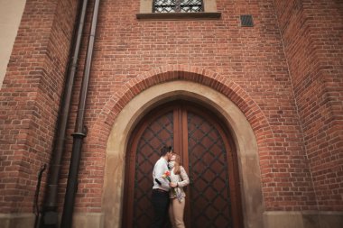 Sevgi dolu çift eski şehirde poz