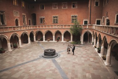 Sevgi dolu çift eski şehirde poz