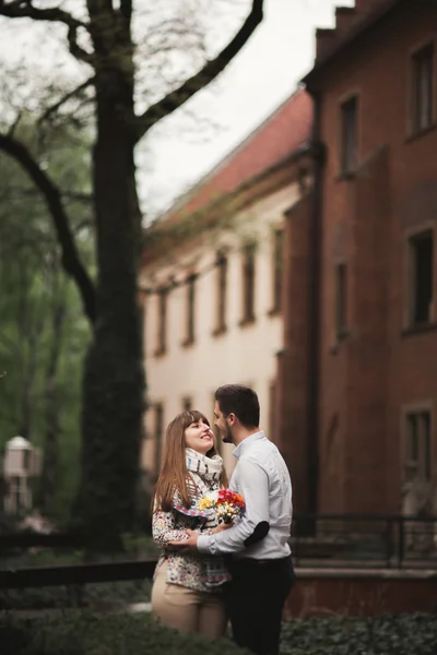 Couple aimant posant dans la vieille ville — Photo