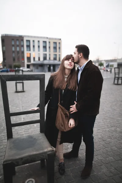 Élégant beau couple posant près du bâtiment en verre moderne — Photo